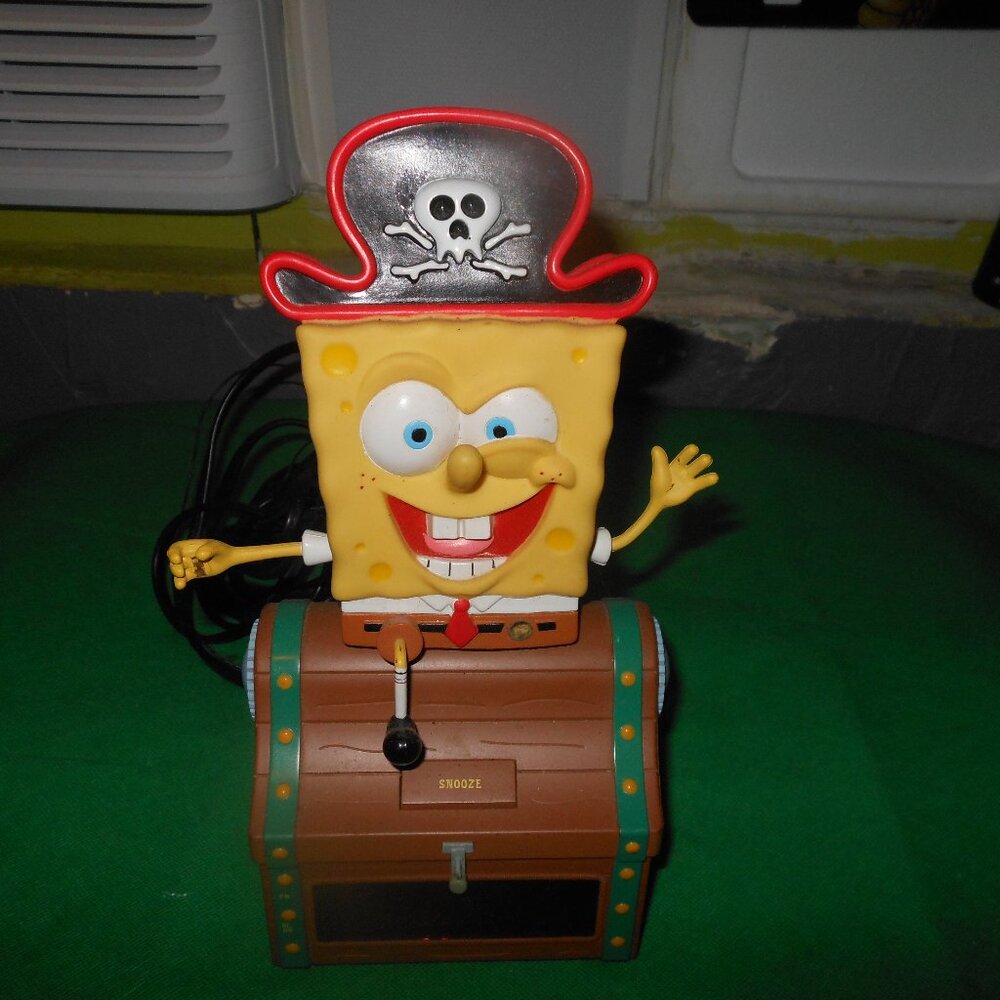 SpongeBob SquarePants Nickelodeon 2003 Pirate Treasure Chest Radio Alarm Clock